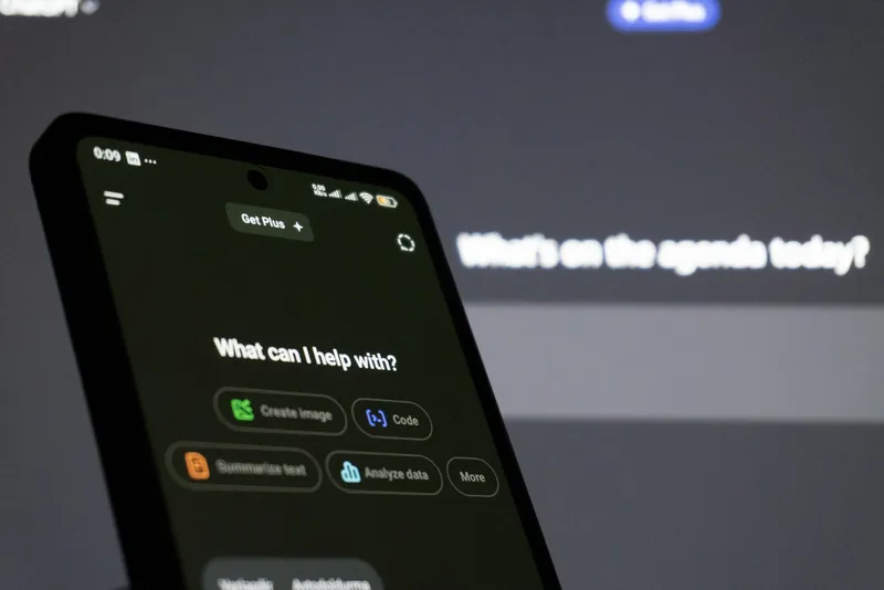 Een telefoon met een AI-assistent die vraagt waarmee hij kan helpen