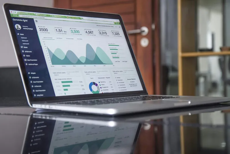 Een laptop met een dashboard vol grafieken en cijfers