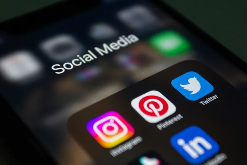 Een telefoonscherm met een map Social Media en de iconen van Instagram, Pinterest, Twitter en LinkedIn
