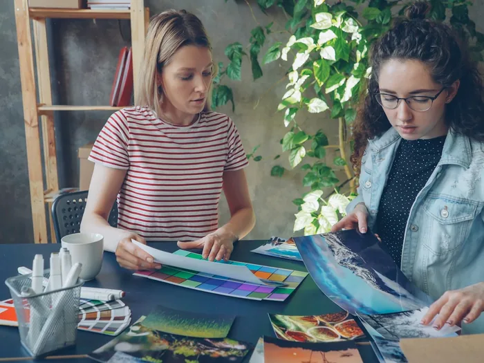 Twee ontwerpers beoordelen drukproeven en kleuren