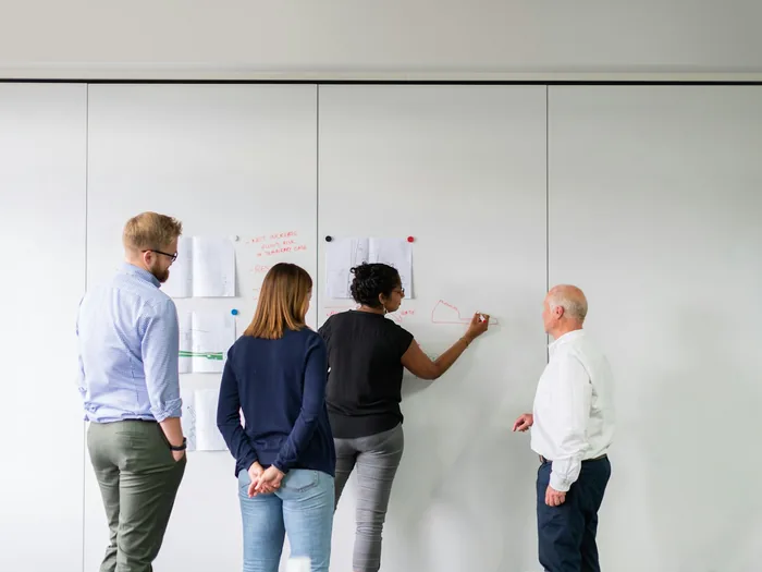 Team werkt een structuur uit op een whiteboard