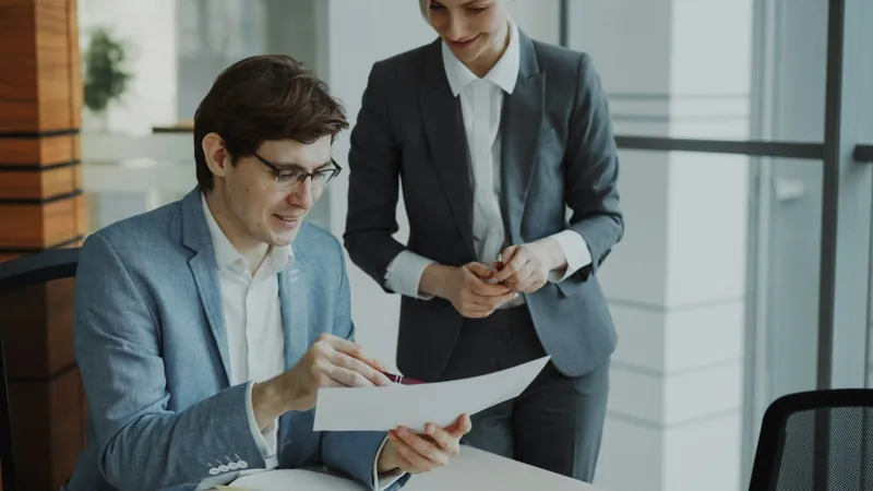 Een man en een vrouw lopen samen een document na