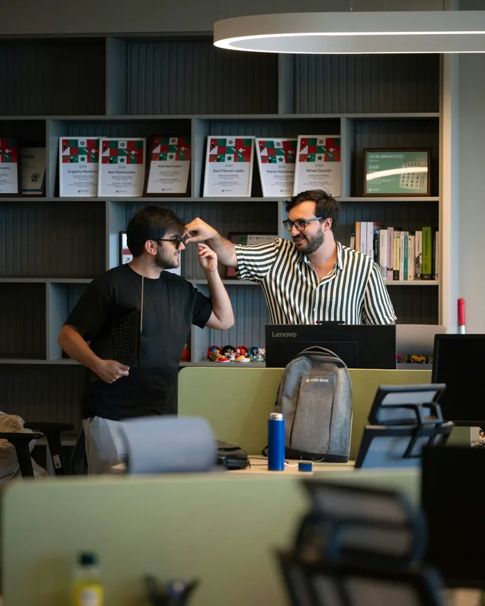Collega's in overleg in een modern kantoor